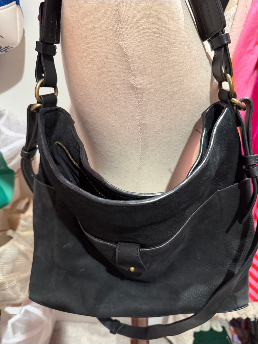 Classic Black Leather Shoulder Bag - Everyday Elegance